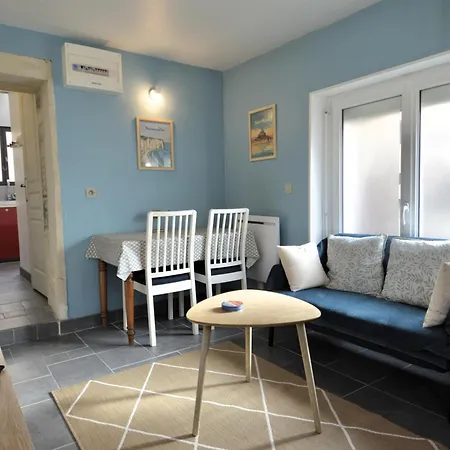 La Petite Maison, Proche De La